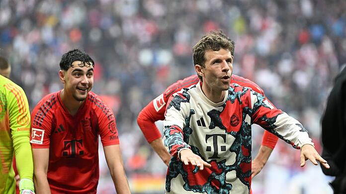 Thomas Müller (r) feiert vor der Bayern-Kurve in Leipzig. Beim Spiel gegen Gladbach werden er und die Mannschaft im neuen Auswärtstrikot zu sehen sein.