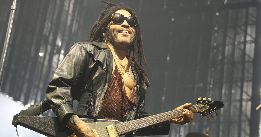 Lenny-Kravitz-Fan-rei-t-Musiker-bei-Konzert-Dreadlocks-aus-dem-Kopf