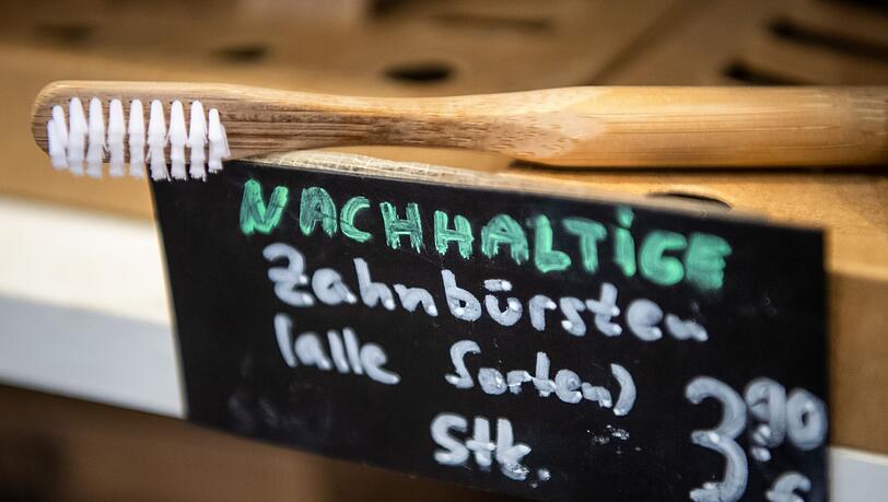 Für einen Teil der Konsumentinnen und Konsumenten spielt die Frage, ob ein Produkt das Kriterium "Nachhaltigkeit" erfüllt, eine Rolle bei der Kaufentscheidung. (Symbolbild) Für einen Teil der Konsumentinnen und Konsumenten spielt die Frage, ob ein Produkt das Kriterium "Nachhaltigkeit" erfüllt, eine Rolle bei der Kaufentscheidung. (Symbolbild)