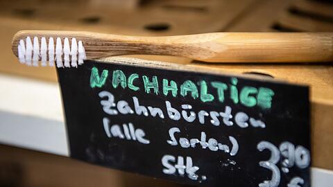 F&uuml;r einen Teil der Konsumentinnen und Konsumenten spielt die Frage, ob ein Produkt das Kriterium "Nachhaltigkeit" erf&uuml;llt, eine Rolle bei der Kaufentscheidung. (Symbolbild)