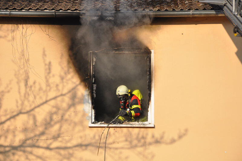 Schwarzer Rauch quillt aus dem Fenster - bei dem Wohnungsbrand in Eggenfelden wurden 5 Personen verletzt.