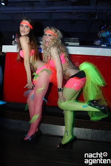 Da leuchtet es aber grell! Bei der "Neon Disco" im Max & Moritz. Mehr Bilder unter: www.nachtagenten.de
