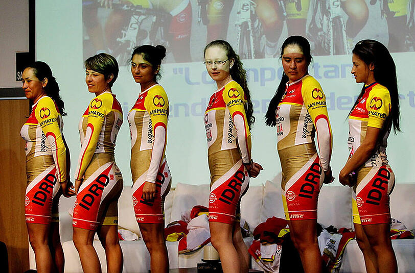 Die Radsportlerinnen bei einer Pressekonferenz am Mittwoch in Bogotá.