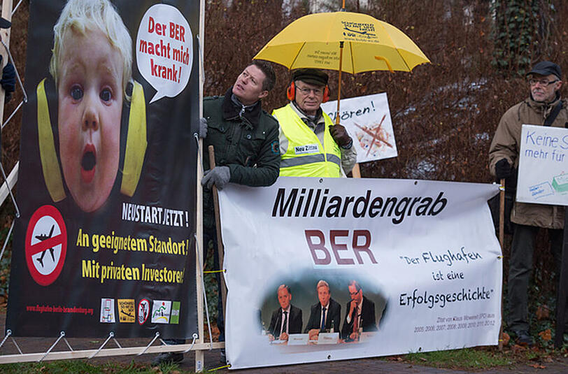 Demonstranten protestieren gegen den neuen Hauptstadtflughafen BER am 12.12.2014 während der Aufsichtsratssitzung der Flughafengesellschaft Berlin-Brandenburg (FBB) in Motzen (Brandenburg). Der Eröffnungstermin für den neuen Hauptstadtflughafen steht weiter in den Sternen.