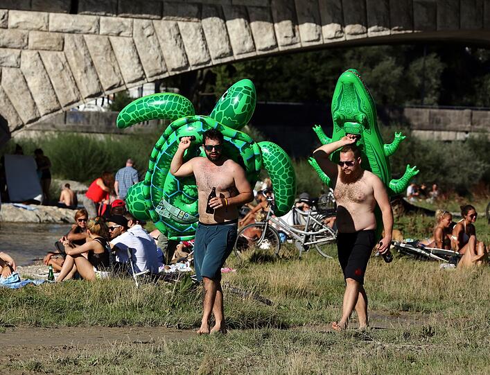 Brille, Bier, Badetier: So entspannt der Enddreißiger heute an der Isar.