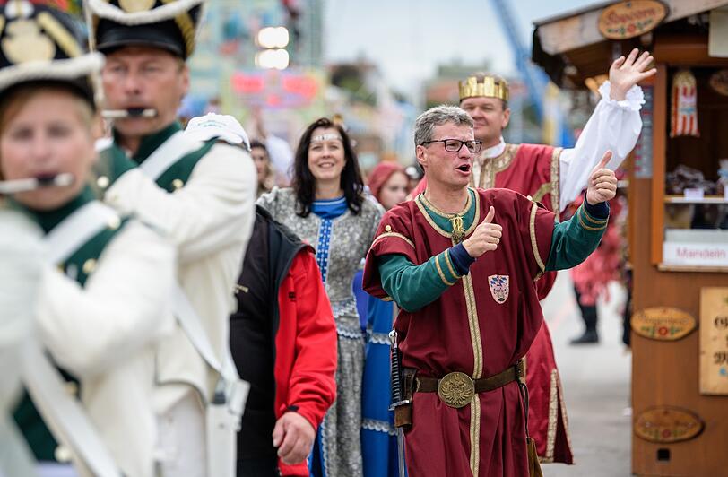 So ein Glück! Rechtzeitig zu Beginn des traditionellen Trachten- und Schützenzuges kam am Sonntag die Sonne raus.