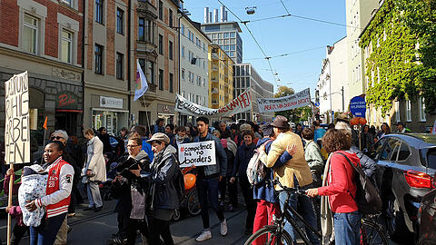 Mehrere Hundert Demonstranten marschieren am Mittwochvormittag durch die Münchner Isarvorstadt zum Marienplatz.