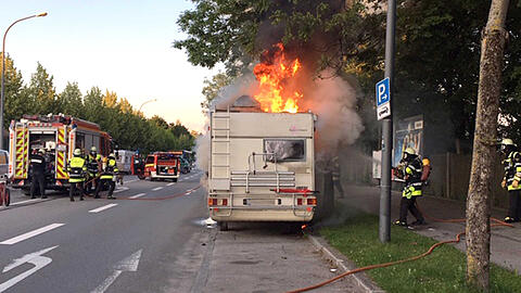 Die Feuerwehr löscht das brennende Wohnmobil.
