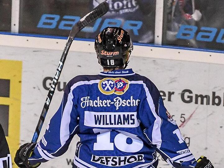 EJeremy Williams von Straubing jubelt nach dem Sieg mit 4:3 nach Penaltyschießen gegen Berlin. Foto: Armin Weigel/Archiv