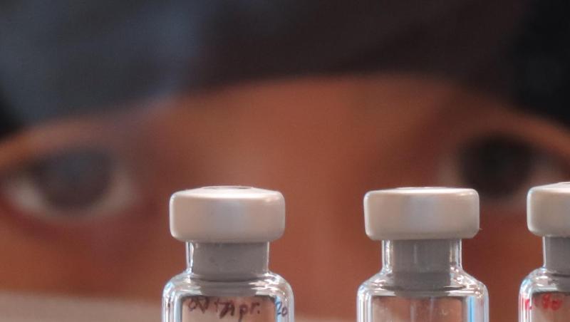 Der von der Universität Oxford und dem Pharmaunternehmen AstraZeneca entwickelte Corona-Impfstoff ist nach vorläufigen Studien zu 70 Prozent effektiv.