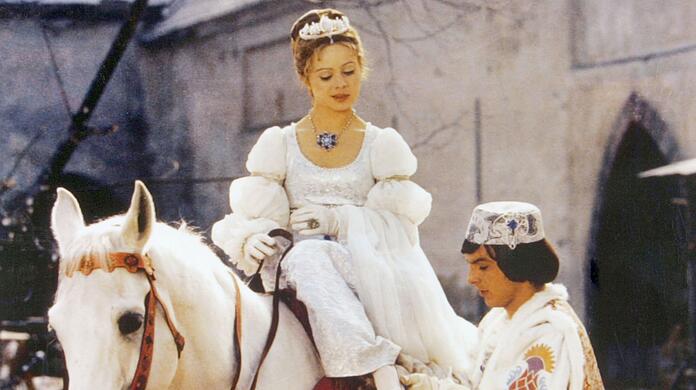 Der Prinz (Pavel Trávnícek) passt Aschenbrödel (Libuse Safránková) den verlorenen Schuh an.