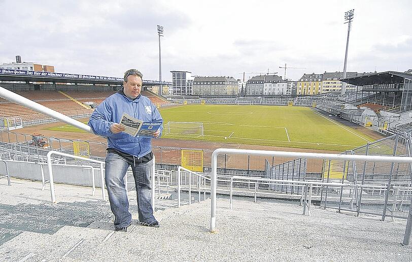 400 Spiele hat er hier verfolgt. Löwenbomber Axel Dubelowski vor dem Grünwalder Stadion, wo er heute die U23 gegen Reutlingen sehen wird. Sein 1000. Löwenspiel.Foto: Sperl
