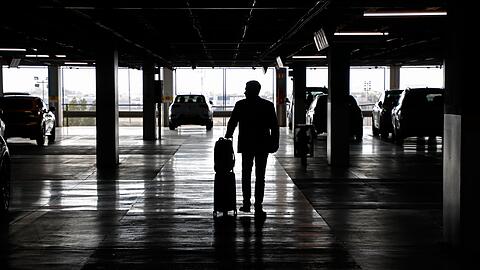 Das Parkhaus einer Autovermietung. Mietwagen werden &uuml;ber Ostern in Deutschland teurer sein als im Vorjahr, in etlichen anderen L&auml;ndern jedoch g&uuml;nstiger. (Symbolbild)