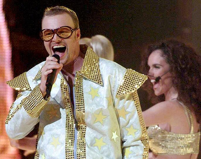 Stefan Raab: Der Entertainer glänzte 2000 vor allem durch sein schräges Kostüm - der Song "Wadde hadde dudde da" war jedoch auch nicht viel normaler. Beim Publikum kam Raab super an - Platz 5.