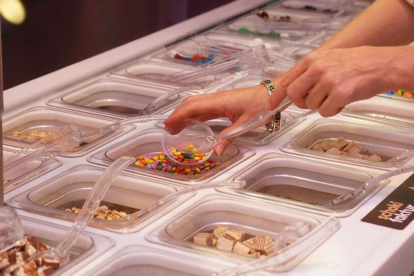 Der Kunde sucht sich die Toppings für seine Tafel aus...