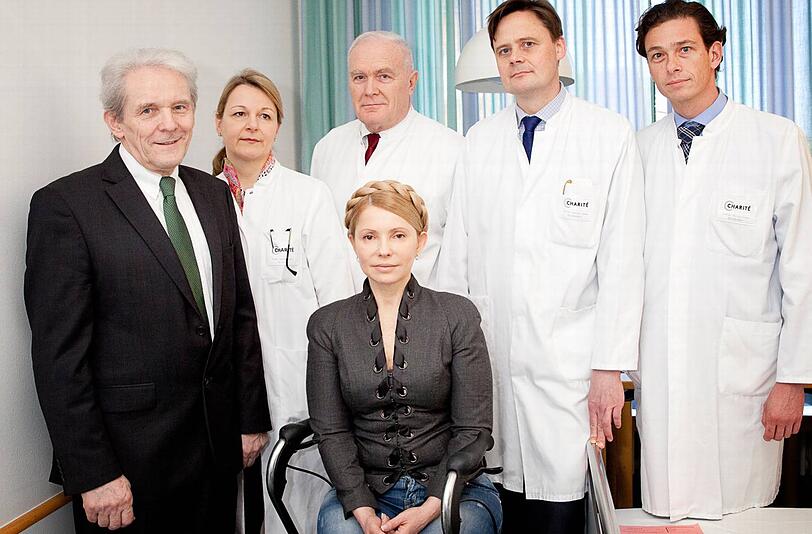 Julia Timoschenko mit ihren Ärzten in der Berliner Charite.