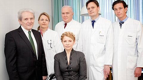 Julia Timoschenko mit ihren Ärzten in der Berliner Charite.