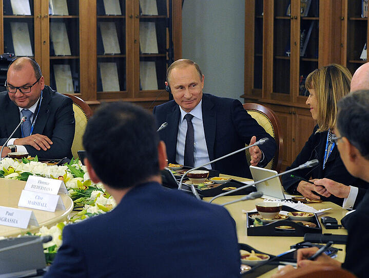 Nach einem langen Tag auf dem Wirtschaftsforum in St. Petersburg traf sich Kremlchef Putin in der Nacht noch mit Vertretern großer Nachrichtenagenturen.
