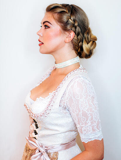 In unserer Fotostrecke sehen Sie, was Sie beim Wiesn-Styling im Dressler SALON MUNICH erwartet.