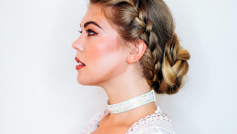 In unserer Fotostrecke sehen Sie, was Sie beim Wiesn-Styling im Dressler SALON MUNICH erwartet. In unserer Fotostrecke sehen Sie, was Sie beim Wiesn-Styling im Dressler SALON MUNICH erwartet.
