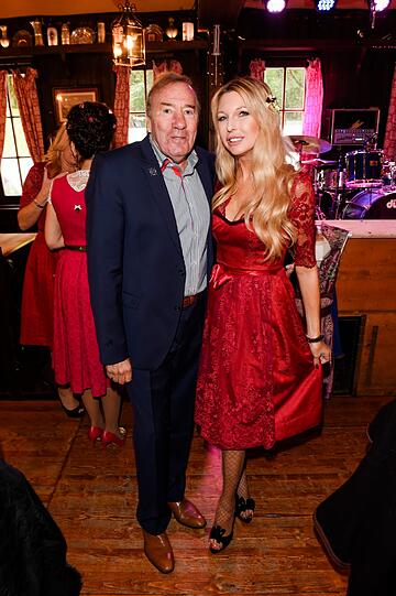 Die VIP-Ladies in Rot auf der Red Damen Wiesn: Frank Fleschenberg und Dr. Sabine Piller.