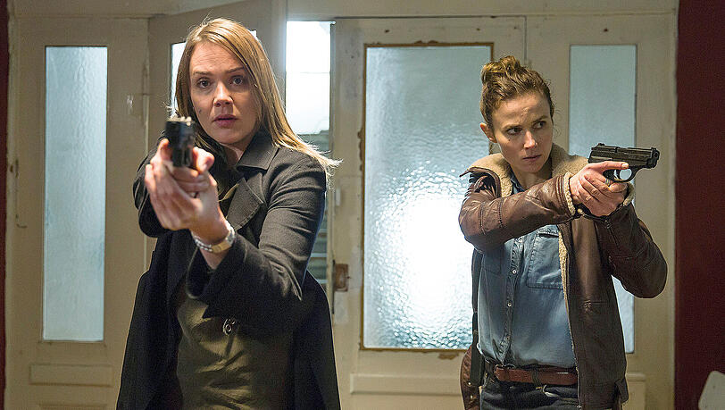 Die Ermittlerinnen Henni Sieland (l, Alwara Höfels) und Karin Gorniak (Karin Hanczewski) in "Wer jetzt allein ist". Die Ermittlerinnen Henni Sieland (l, Alwara Höfels) und Karin Gorniak (Karin Hanczewski) in "Wer jetzt allein ist".