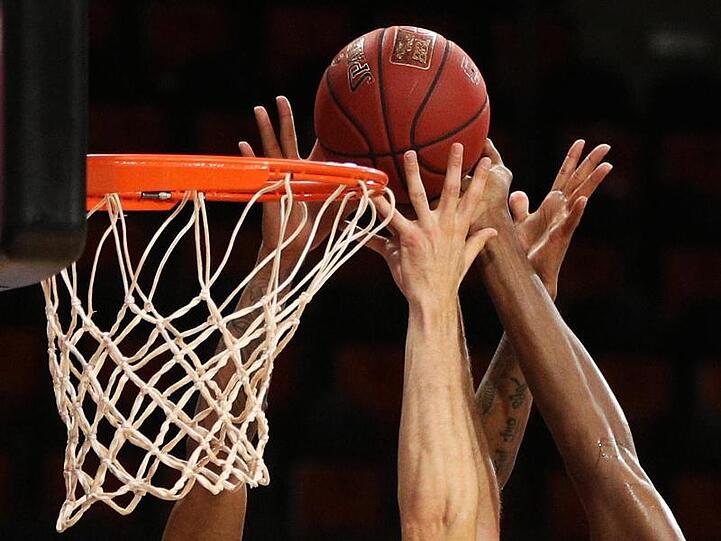 Spieler zweier Basketballmannschaften gehen zum Rebound. Foto: Adam Pretty/Getty Images Europe/Pool/dpa/Symbolbild