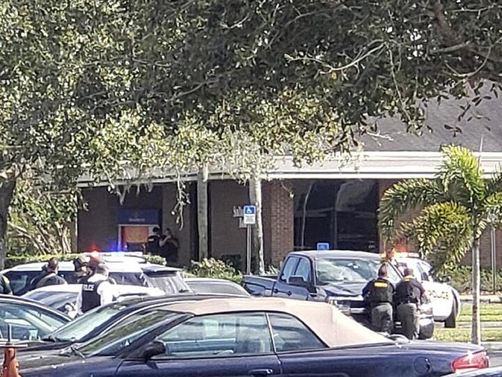 Ein Mann hat bei einem mutmaßlichen Raubüberfall auf eine Bank in der US-Stadt Sebring (Florida) mindestens fünf Menschen erschossen.