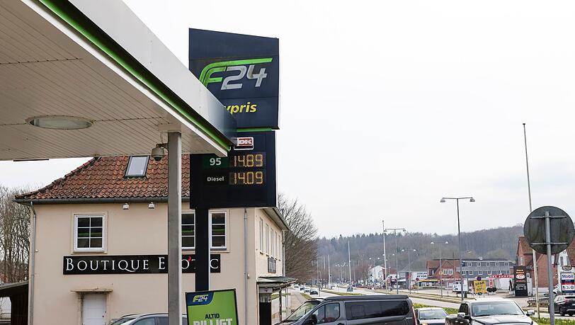 Autos aus Deutschland stehen in einer Schlange an einer dänischen Tankstelle.