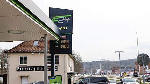 Autos aus Deutschland stehen in einer Schlange an einer dänischen Tankstelle.