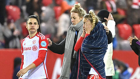 Jovana Damnjanović (l.) und Giulia Gwinn müssen nach Spielende getröstet werden.