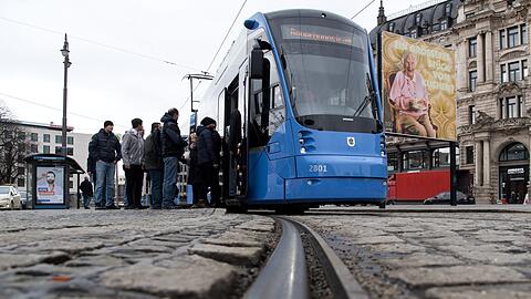 Eine Tram-Bahn steht in der Münchner Innensstadt.
