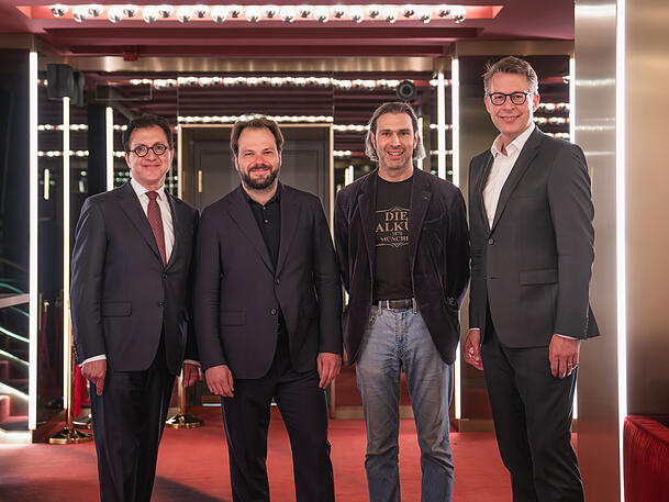 Der künftige und der gegenwärtige Generalmusikdirektor in Eintracht beisammen: Vladmir Jurowski (2. von re.) mit Petr Popelka (2. von li.) mit Serge Dorny (li.) und Kunstminister Markus Blume (re.). Der künftige und der gegenwärtige Generalmusikdirektor in Eintracht beisammen: Vladmir Jurowski (2. von re.) mit Petr Popelka (2. von li.) mit Serge Dorny (li.) und Kunstminister Markus Blume (re.).