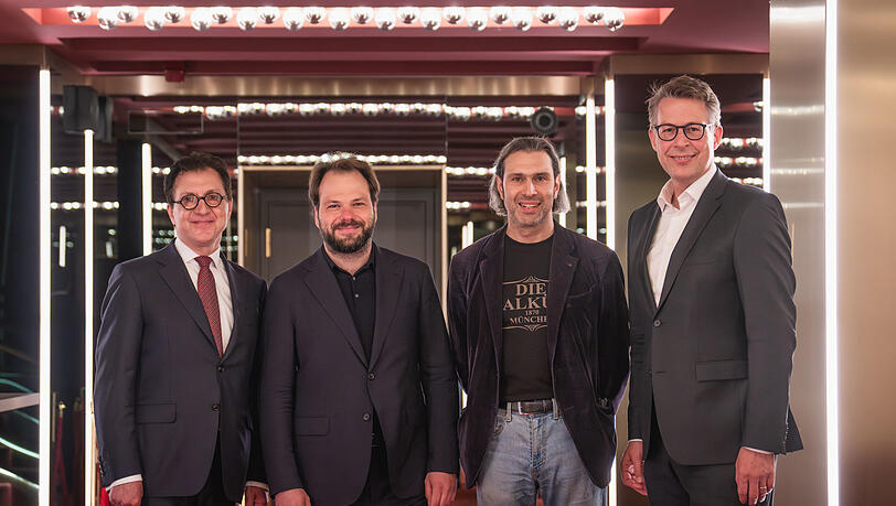 Der künftige und der gegenwärtige Generalmusikdirektor in Eintracht beisammen: Vladmir Jurowski (2. von re.) mit Petr Popelka (2. von li.) mit Serge Dorny (li.) und Kunstminister Markus Blume (re.). Der künftige und der gegenwärtige Generalmusikdirektor in Eintracht beisammen: Vladmir Jurowski (2. von re.) mit Petr Popelka (2. von li.) mit Serge Dorny (li.) und Kunstminister Markus Blume (re.).