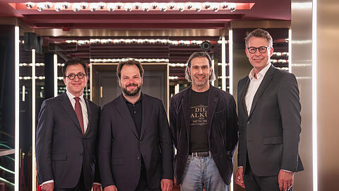 Der k&uuml;nftige und der gegenw&auml;rtige Generalmusikdirektor in Eintracht beisammen: Vladmir Jurowski (2. von re.) mit Petr Popelka (2. von li.) mit Serge Dorny (li.) und Kunstminister Markus Blume (re.).
