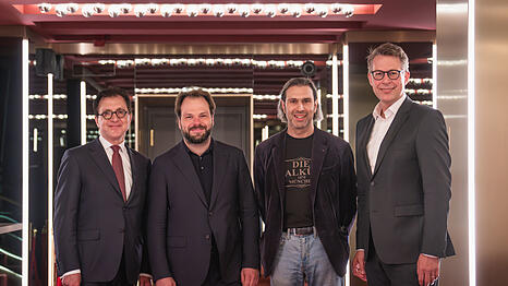 Der k&uuml;nftige und der gegenw&auml;rtige Generalmusikdirektor in Eintracht beisammen: Vladmir Jurowski (2. von re.) mit Petr Popelka (2. von li.) mit Serge Dorny (li.) und Kunstminister Markus Blume (re.).