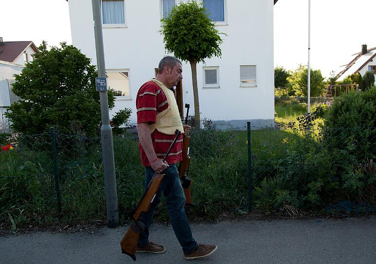 Die Polizei hatte zunächst nur die zwei vom Jugendlichen benutzten Pistolen sowie eine Luftdruckpistole beschlagnahmt, die dieser dabei hatte.