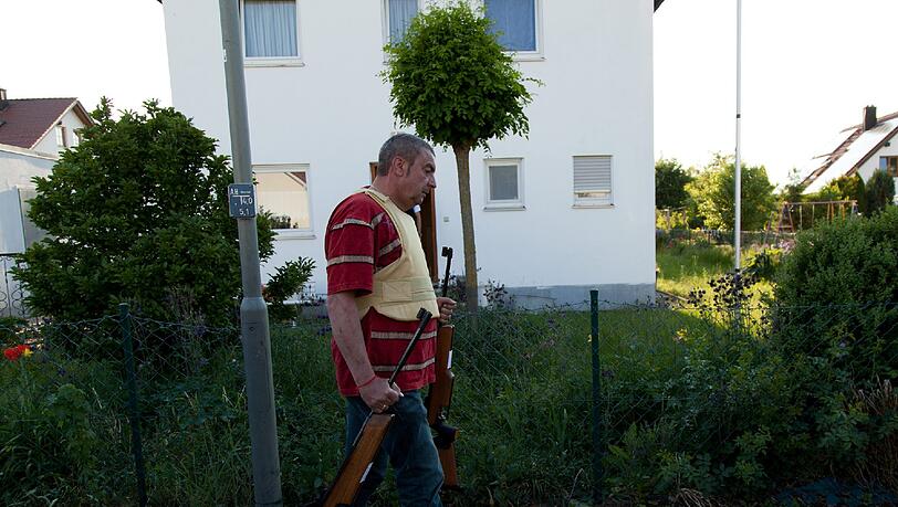 Die Polizei hatte zunächst nur die zwei vom Jugendlichen benutzten Pistolen sowie eine Luftdruckpistole beschlagnahmt, die dieser dabei hatte. Die Polizei hatte zunächst nur die zwei vom Jugendlichen benutzten Pistolen sowie eine Luftdruckpistole beschlagnahmt, die dieser dabei hatte.