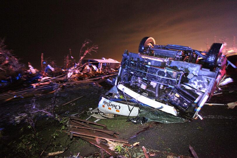 Auch in Arkansas hat ein Tornado gewütet, LKW umgeworfen, Straßen und Ortschaften verwüstet.