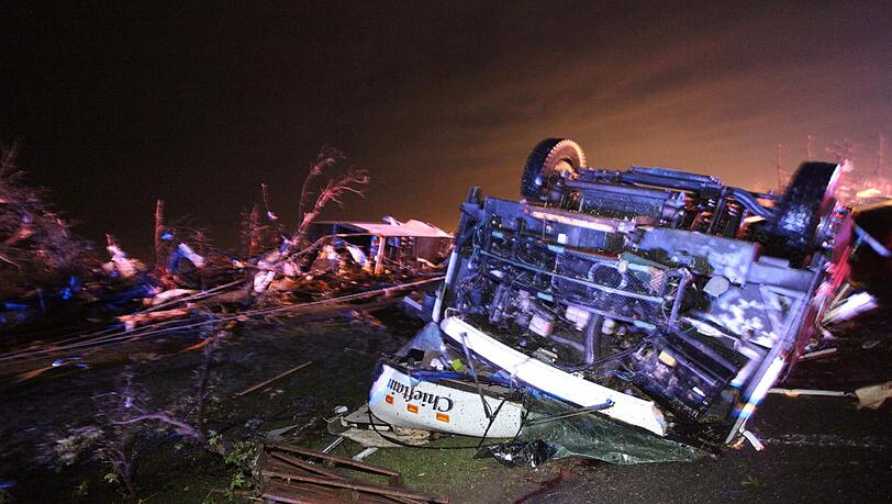 Auch in Arkansas hat ein Tornado gewütet, LKW umgeworfen, Straßen und Ortschaften verwüstet.