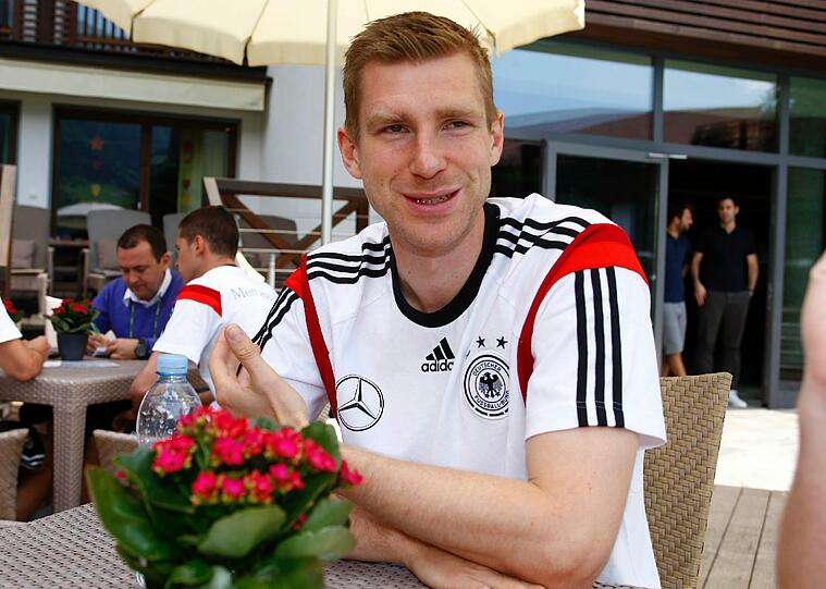 Mertesacker ist auch nicht der Schnellste, spielt aber mit, nunja, viel Auge.
Da hakt&rsquo;s noch: Am Schafkopf-Tisch macht Augenthaler keiner was vor, auch an der Weißbierfront dürfte Mertesacker Defizite haben. Und hat er einen Hobbykeller? In dem hielt Augenthaler entscheidende Mannschaftssitzungen ab.