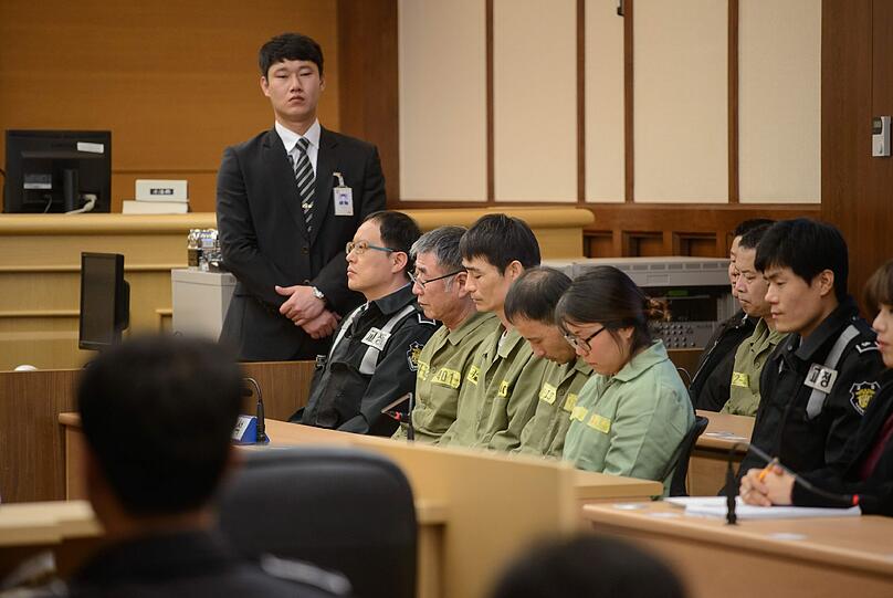 Der Kapitän der südkoreanischen Unglücksfähre "Sewol" (3. v.l.) wurde zu 36 Jahren Haft verurteilt.