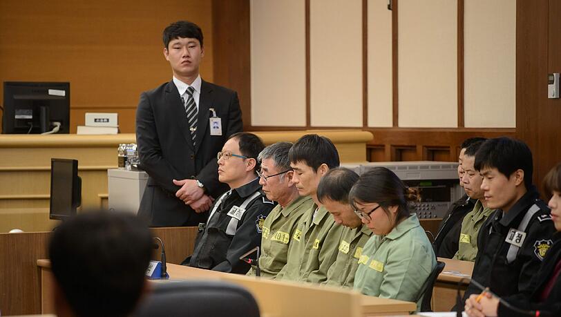 Der Kapitän der südkoreanischen Unglücksfähre "Sewol" (3. v.l.) wurde zu 36 Jahren Haft verurteilt. Der Kapitän der südkoreanischen Unglücksfähre "Sewol" (3. v.l.) wurde zu 36 Jahren Haft verurteilt.