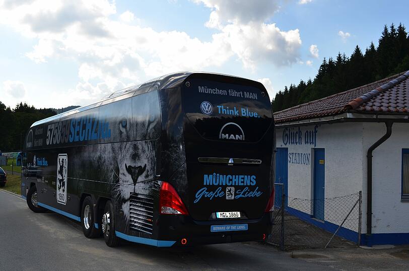 Trainer Torsten Fröhling und Co. in der Saisonvorbereitung bei der Arbeit - der TSV 1860 hat sein erstes Trainingslager in Bodenmais aufgeschlagen.