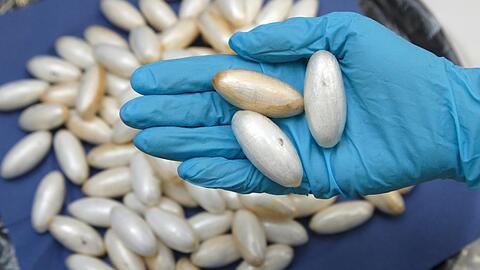 Von einem Drogenkurier verschluckte, sogenannte Bodypacks (Archivbild). Meist sind sie mit Heroin oder Koks gefüllt.