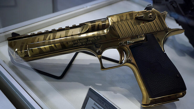 Vergoldeter Overkill: Die berühmt-berüchtigte Desert Eagle. Vergoldeter Overkill: Die berühmt-berüchtigte Desert Eagle.