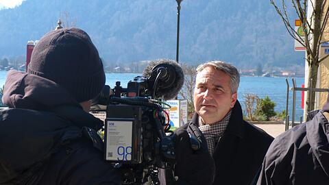 Johannes Hagn (CSU) gibt ein Fernseh-Interview, nachdem er sich für ein Ausflugsverbot für Münchner an den Tegernsee stark gemacht hatte.