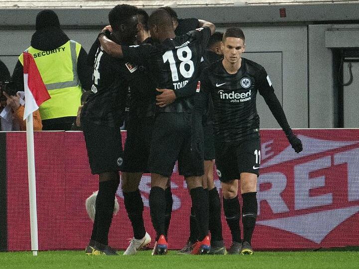 Die Spieler von Eintracht Frankfurt feiern das 3:0 gegen Fortuna Düsseldorf.