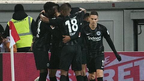 Die Spieler von Eintracht Frankfurt feiern das 3:0 gegen Fortuna Düsseldorf.