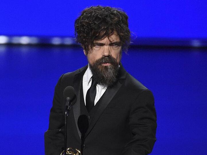 Peter Dinklage hält den Preis in der Kategorie "Bester Nebendarsteller in einer Drama-Serie" bei den 71. Primetime Emmy Awards.